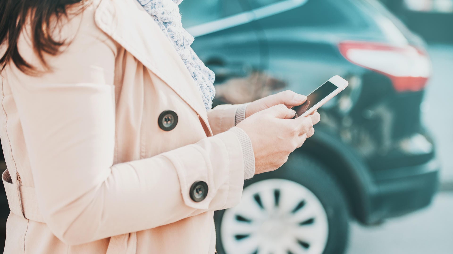 Handy: Autofahrer sind nach einem Verkehrsunfall nicht immer verpflichtet, die Polizei zu rufen.