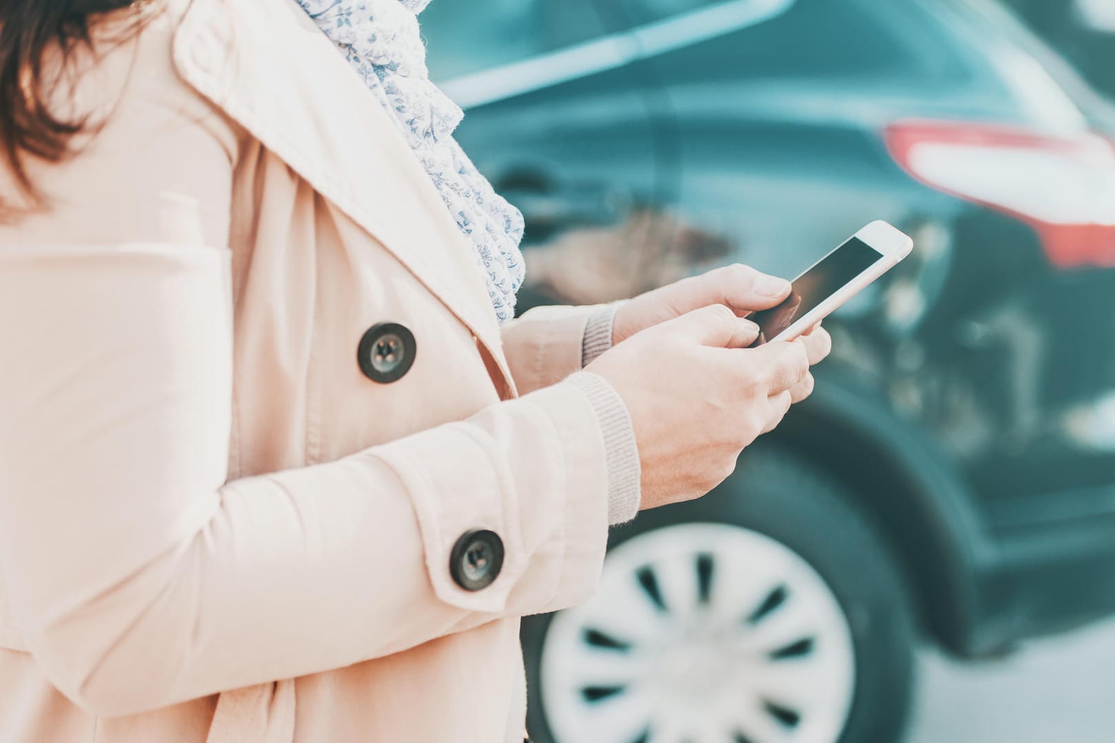 Handy: Autofahrer sind nach einem Verkehrsunfall nicht immer verpflichtet, die Polizei zu rufen.