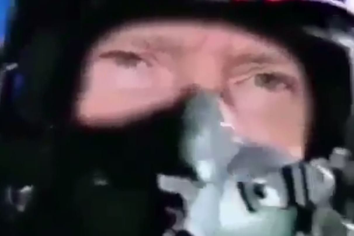 In dem Twitter-Video schießt Donald Trump einen Jet mit dem Logo des Nachrichtensenders CNN ab.
