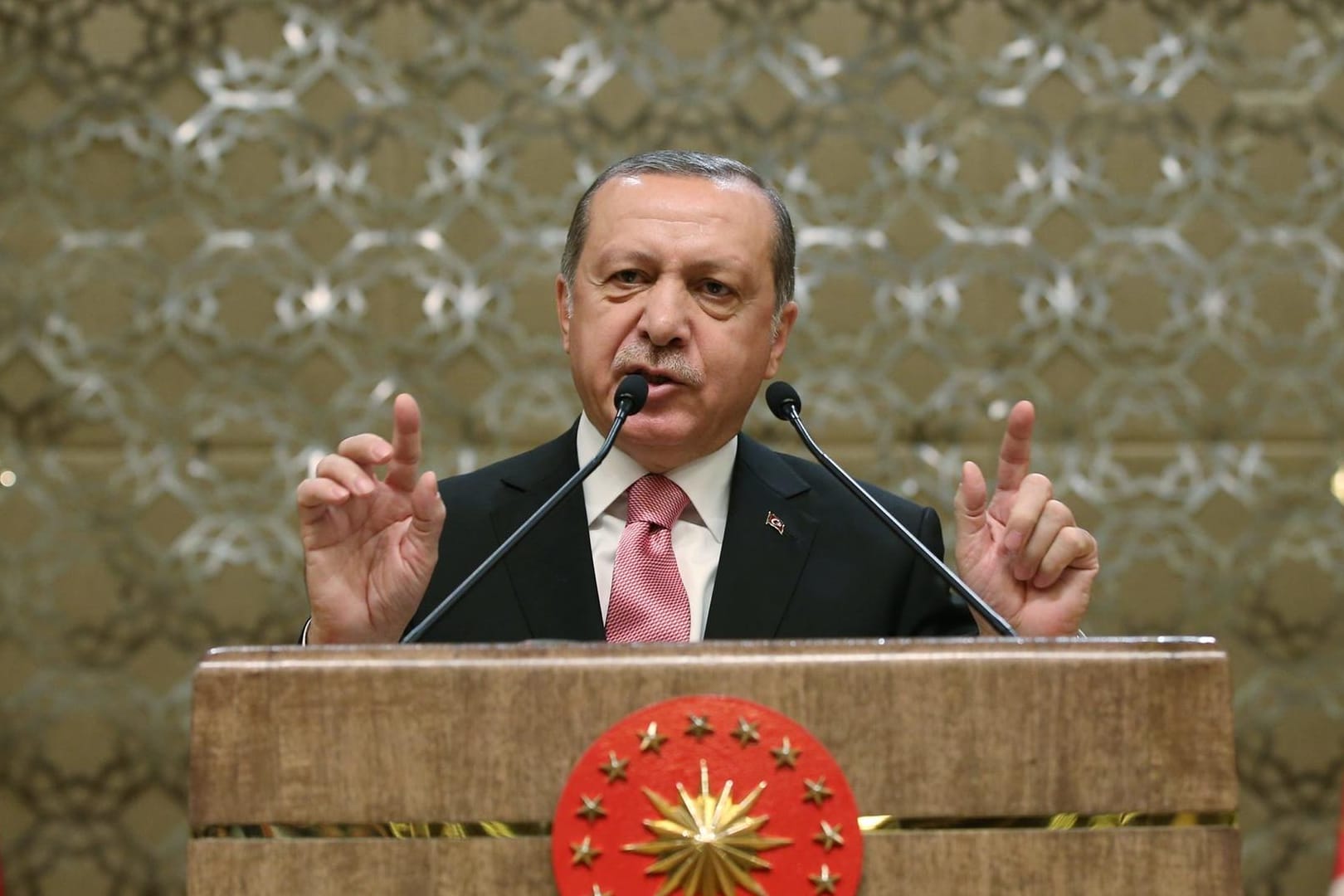Ein Jahr nach dem Putschversuch in der Türkei wurden erneut etliche Mitarbeiter zweier istanbuler Universitäten festgenommen.