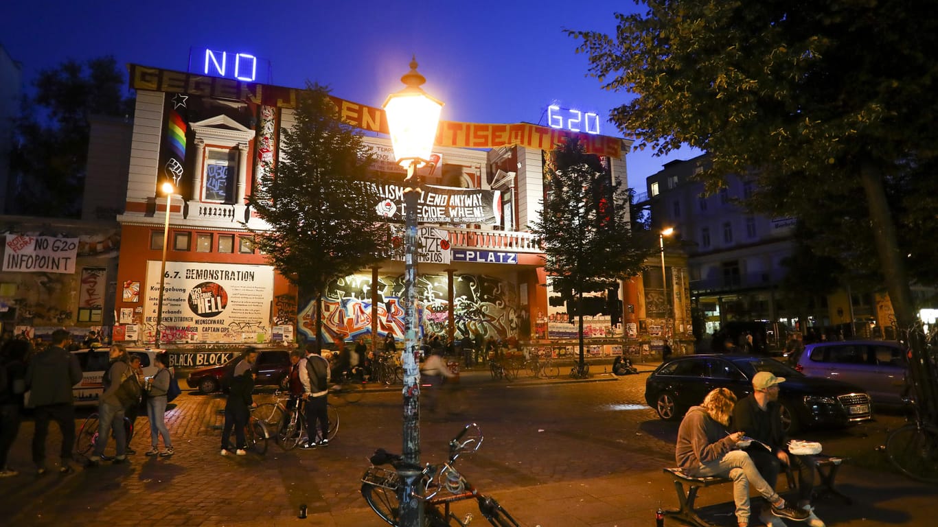 Der Schriftzug «No G20» leuchtet auf dem Dach des autonomen Kulturzentrums Rote Flora im Schanzenviertel.