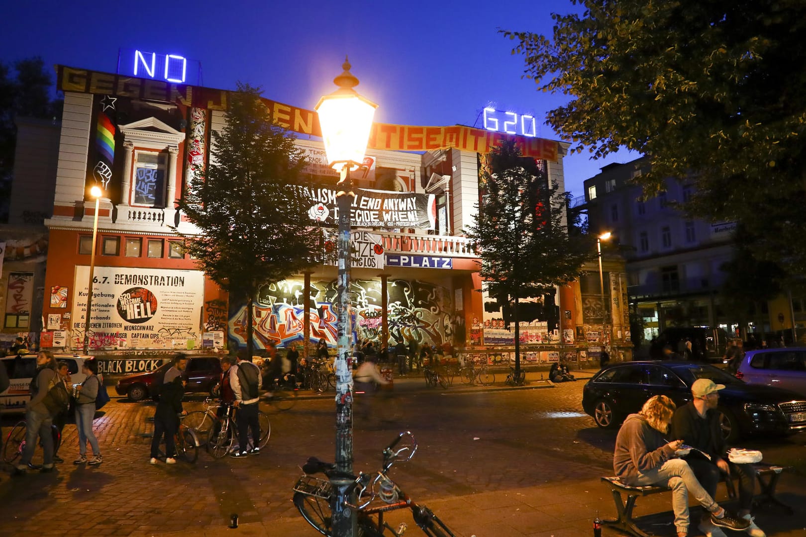 Der Schriftzug «No G20» leuchtet auf dem Dach des autonomen Kulturzentrums Rote Flora im Schanzenviertel.