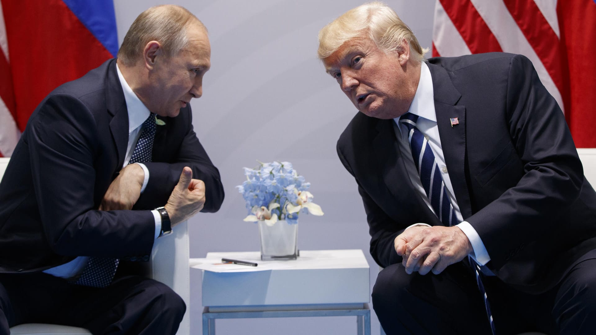 US-Präsident Donald Trump spricht in Hamburg mit dem russische Präsident Wladimir Putin während eines Treffens beim G20-Gipfel. US-Präsident Donald Trump spricht in Hamburg mit dem russische Präsident Wladimir Putin während eines Treffens beim G20-Gipfel.