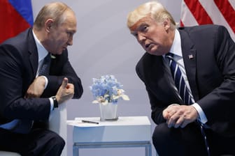 US-Präsident Donald Trump spricht in Hamburg mit dem russische Präsident Wladimir Putin während eines Treffens beim G20-Gipfel.