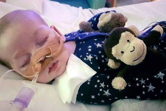 Das von der Familie zur Verfügung gestellte Foto zeigt Charlie in der Kinderklinik in London.