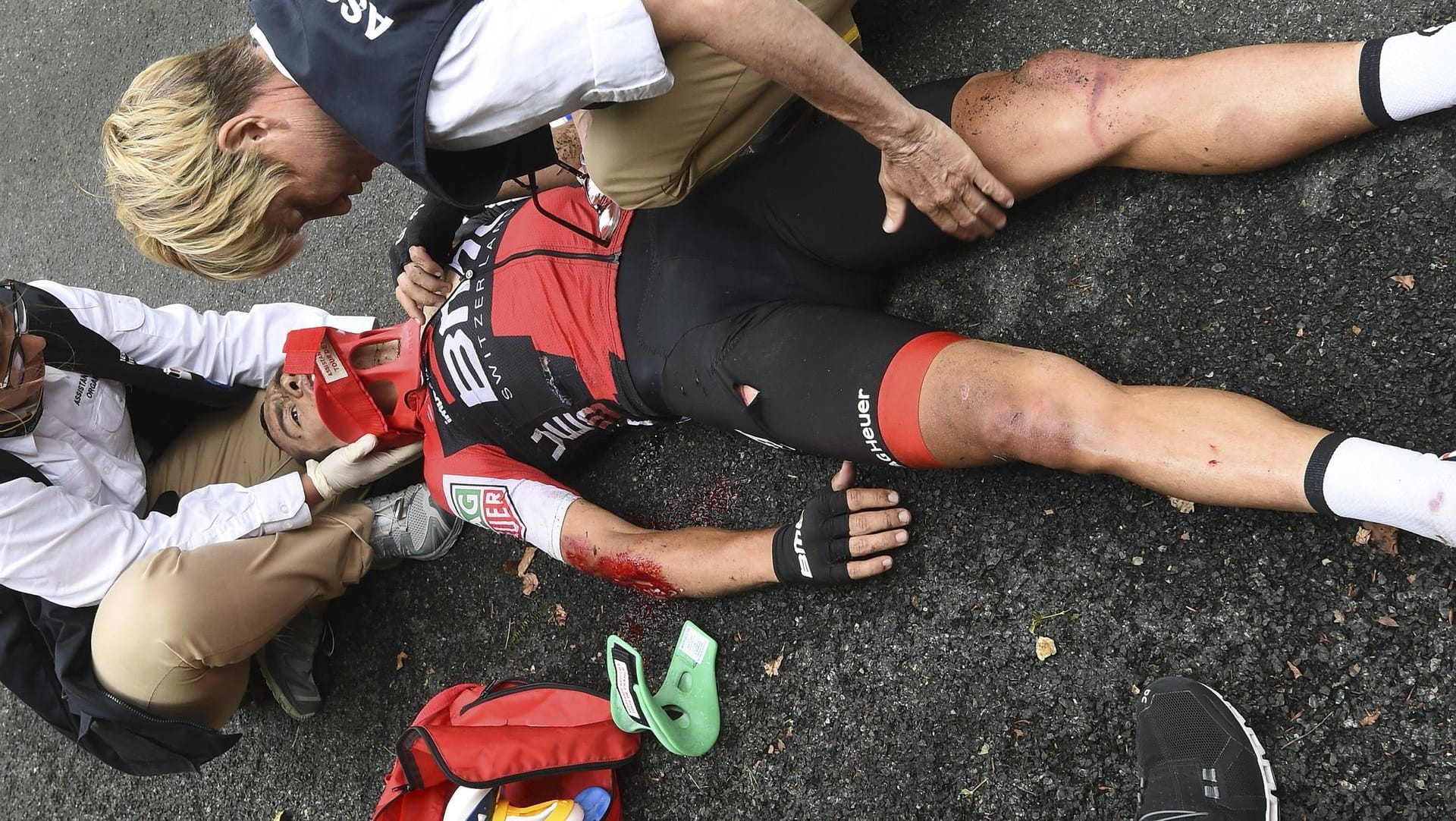 Richie Porte wird nach seinem schweren Sturz von Ärzten versorgt.