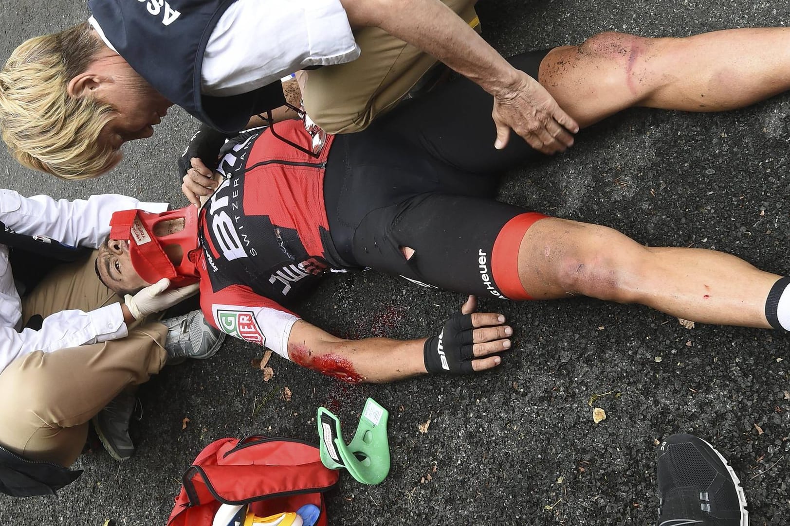 Richie Porte wird nach seinem schweren Sturz von Ärzten versorgt.