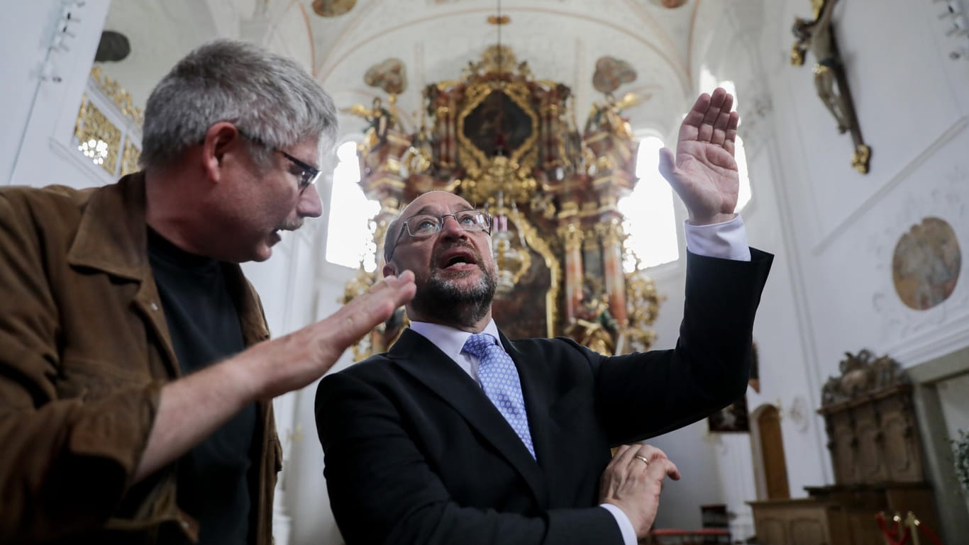 Martin Schulz, besichtigt die Kirche von Köching mit Thomas Schumann.