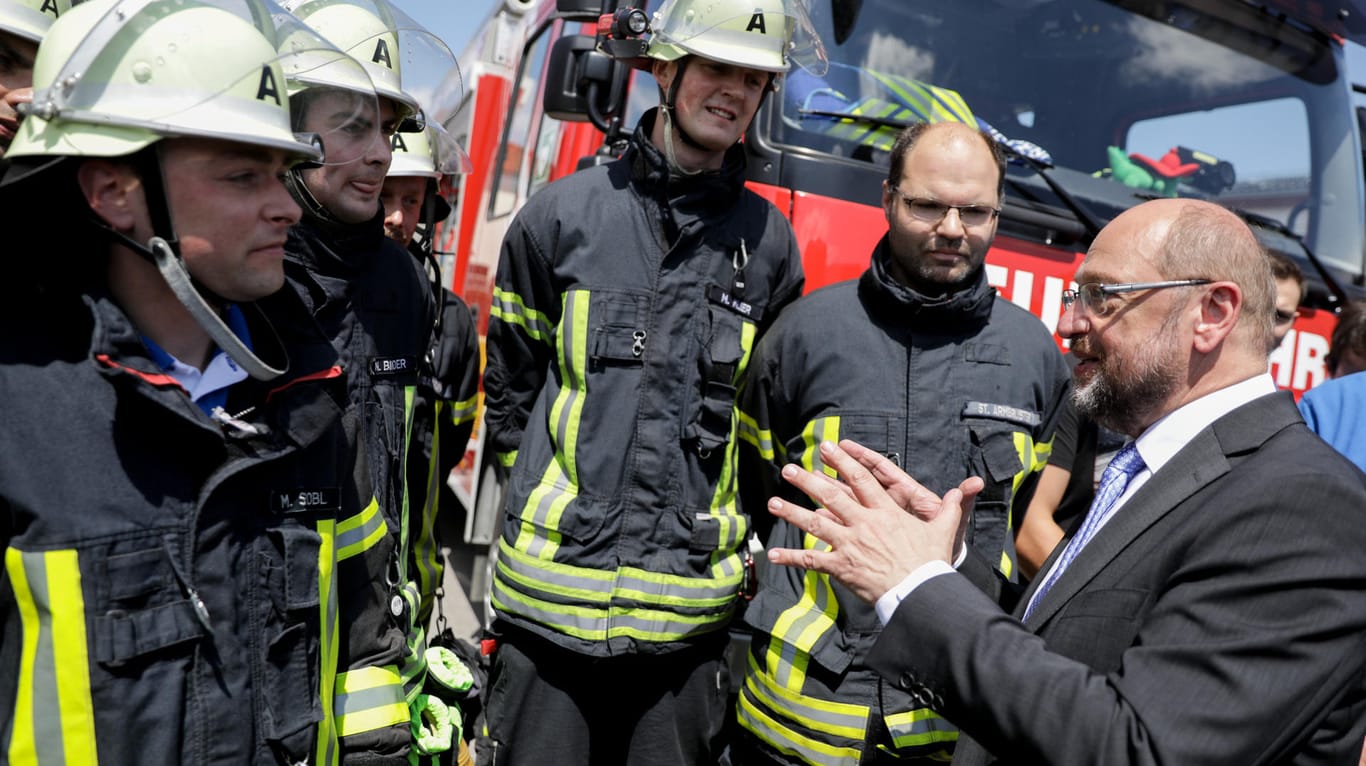 Martin Schulz, spricht in Köching mit Feuerwehrmännern.