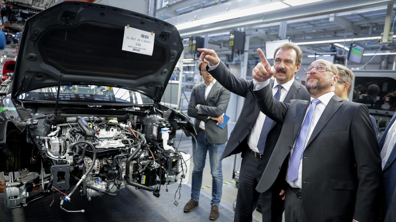 Der SPD-Kanzlerkandidat und Parteivorsitzende, Martin Schulz, unterhält sich in Ingolstadt im Audi-Werk mit Angestellten.