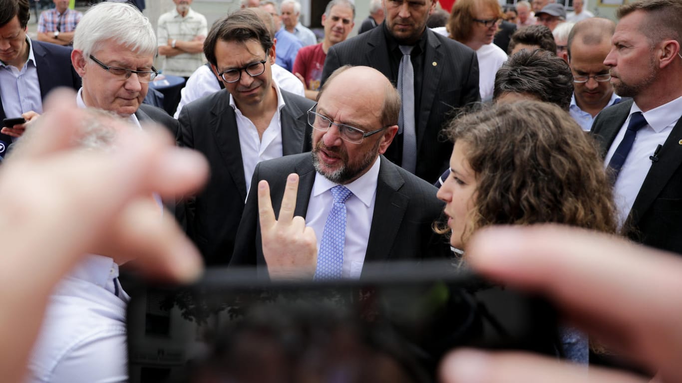 Martin Schulz spricht in Köching (Bayern) auf dem Marktplatz mit Bürgern.