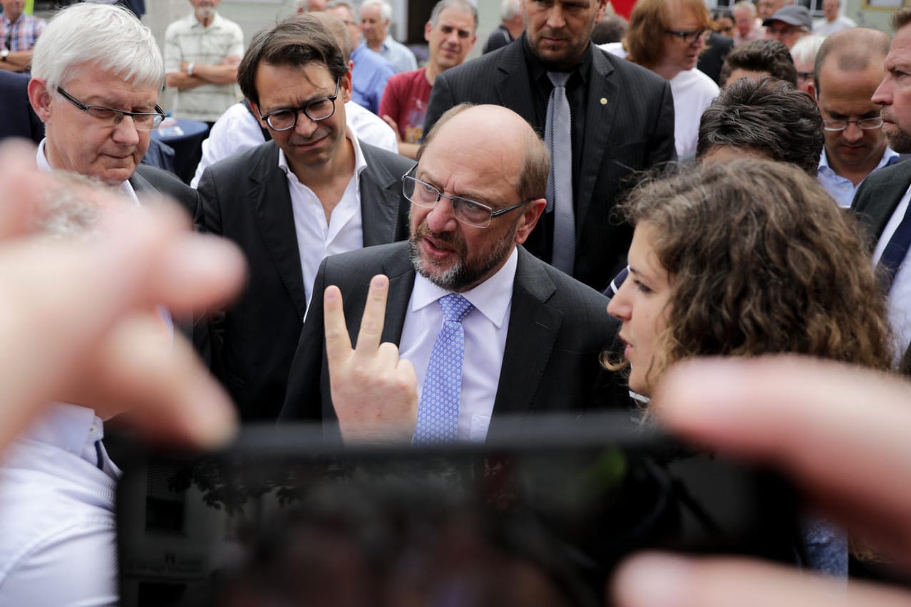 Martin Schulz spricht in Köching (Bayern) auf dem Marktplatz mit Bürgern.
