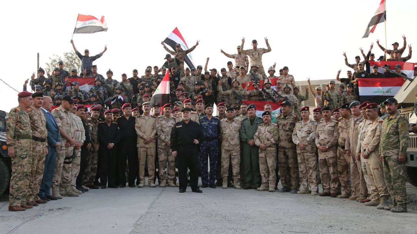 Iraks Regierungschef Al-Abadi (M) erklärt in Mossul (Irak) den endgültigen Sieg über die IS-Miliz.
