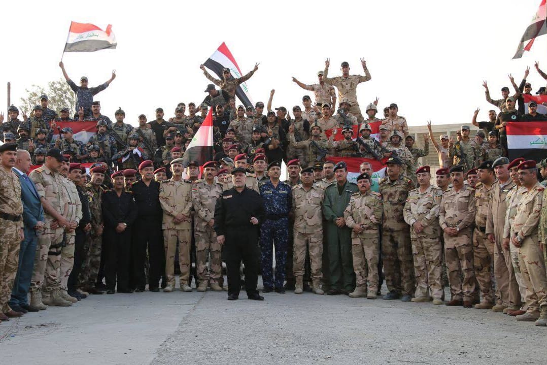 Iraks Regierungschef Al-Abadi (M) erklärt in Mossul (Irak) den endgültigen Sieg über die IS-Miliz.