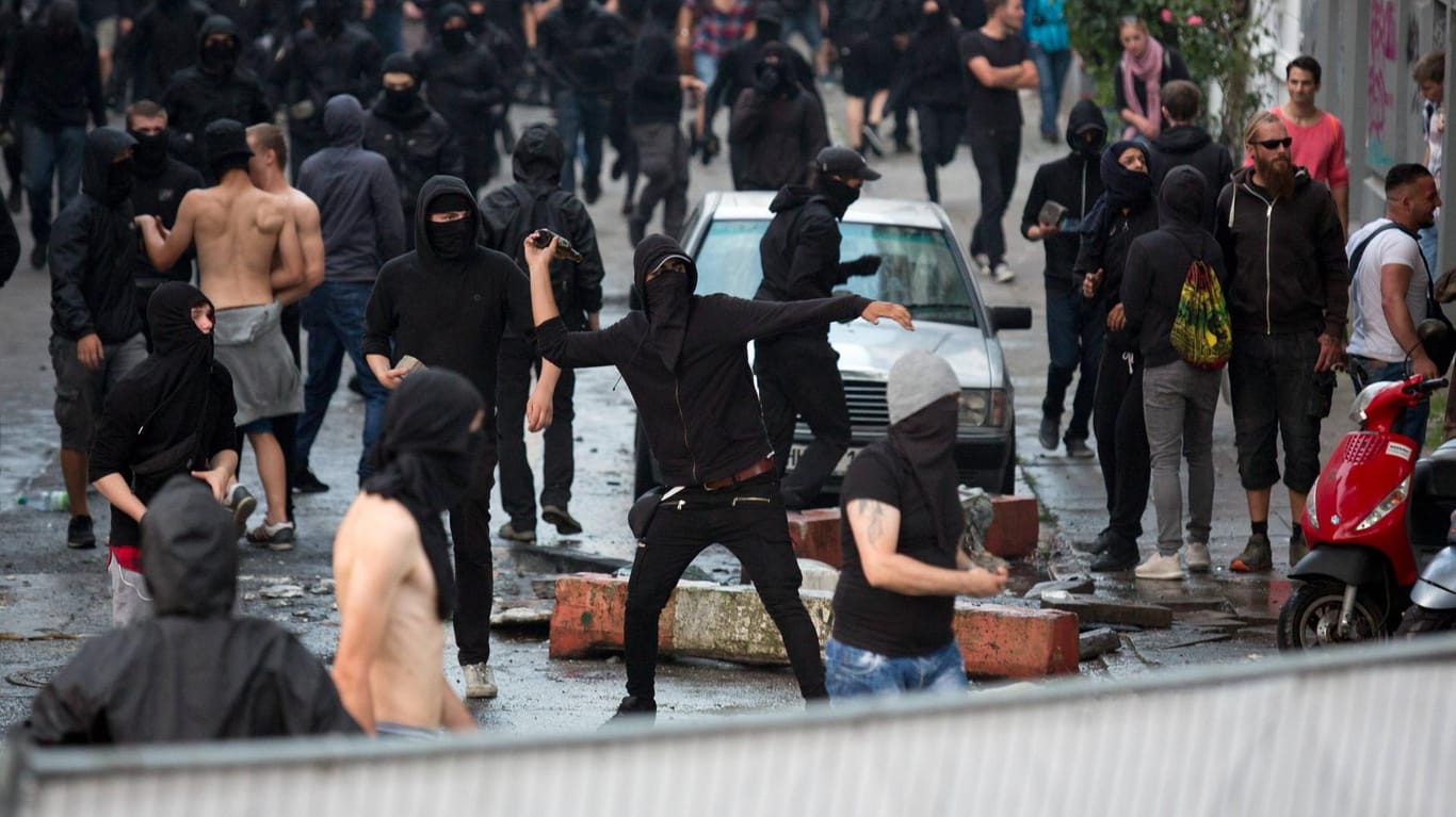 Bei Protesten gegen den G20-Gipfel in Hamburg kommt es im Schanzenviertel zu stundelangen schweren Ausschreitungen.