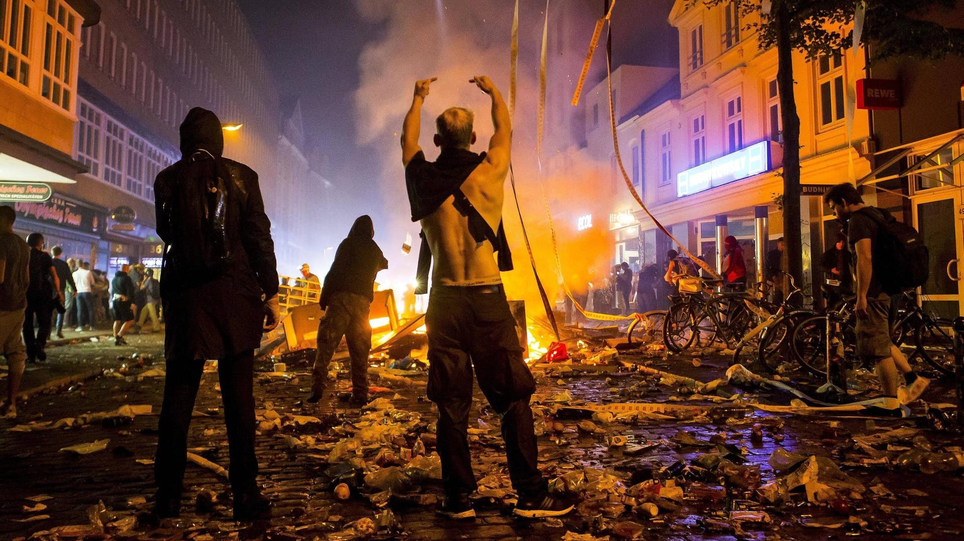 Zahlreiche Straßenblockaden brennen im Schanzenviertel bei den Protesten am Rande des G20-Gipfels.