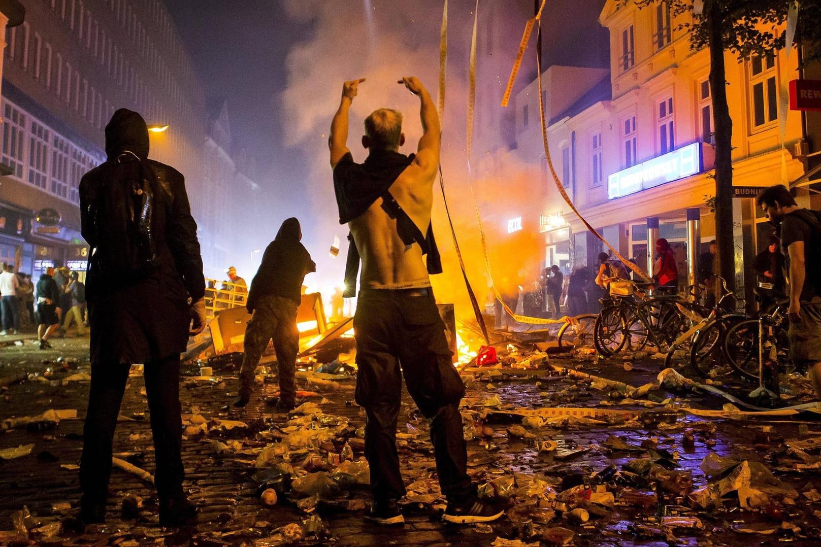 Zahlreiche Straßenblockaden brennen im Schanzenviertel bei den Protesten am Rande des G20-Gipfels.