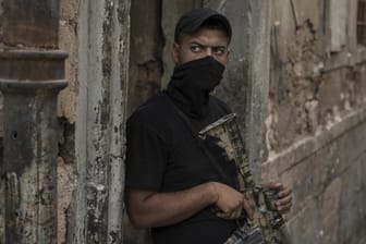 Ein irakischer Soldat steht nahe der Front in Mossul (Irak).