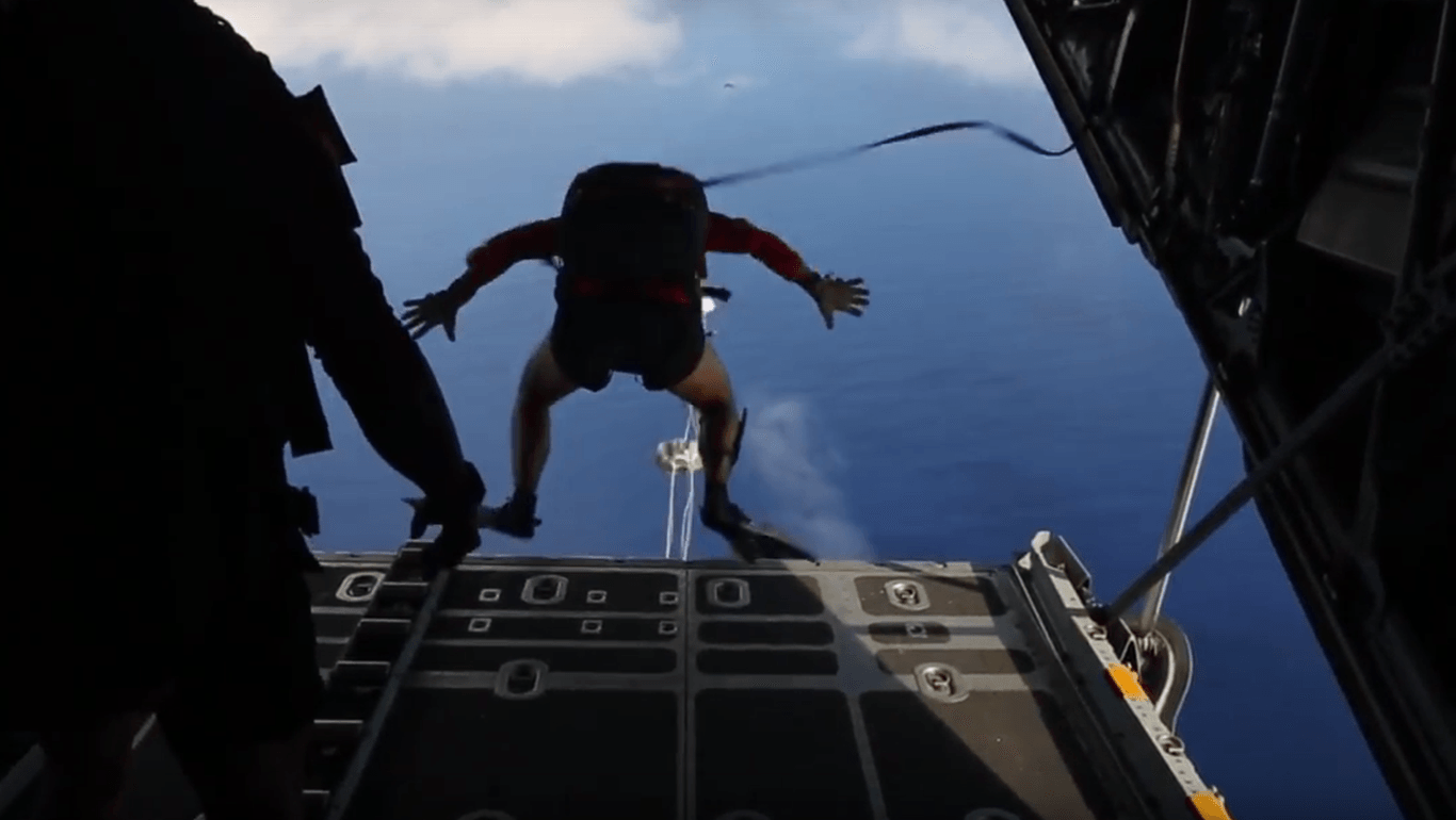 Fallschirmspringer der US Air Force beim Rettungseinsatz über dem Atlantik.