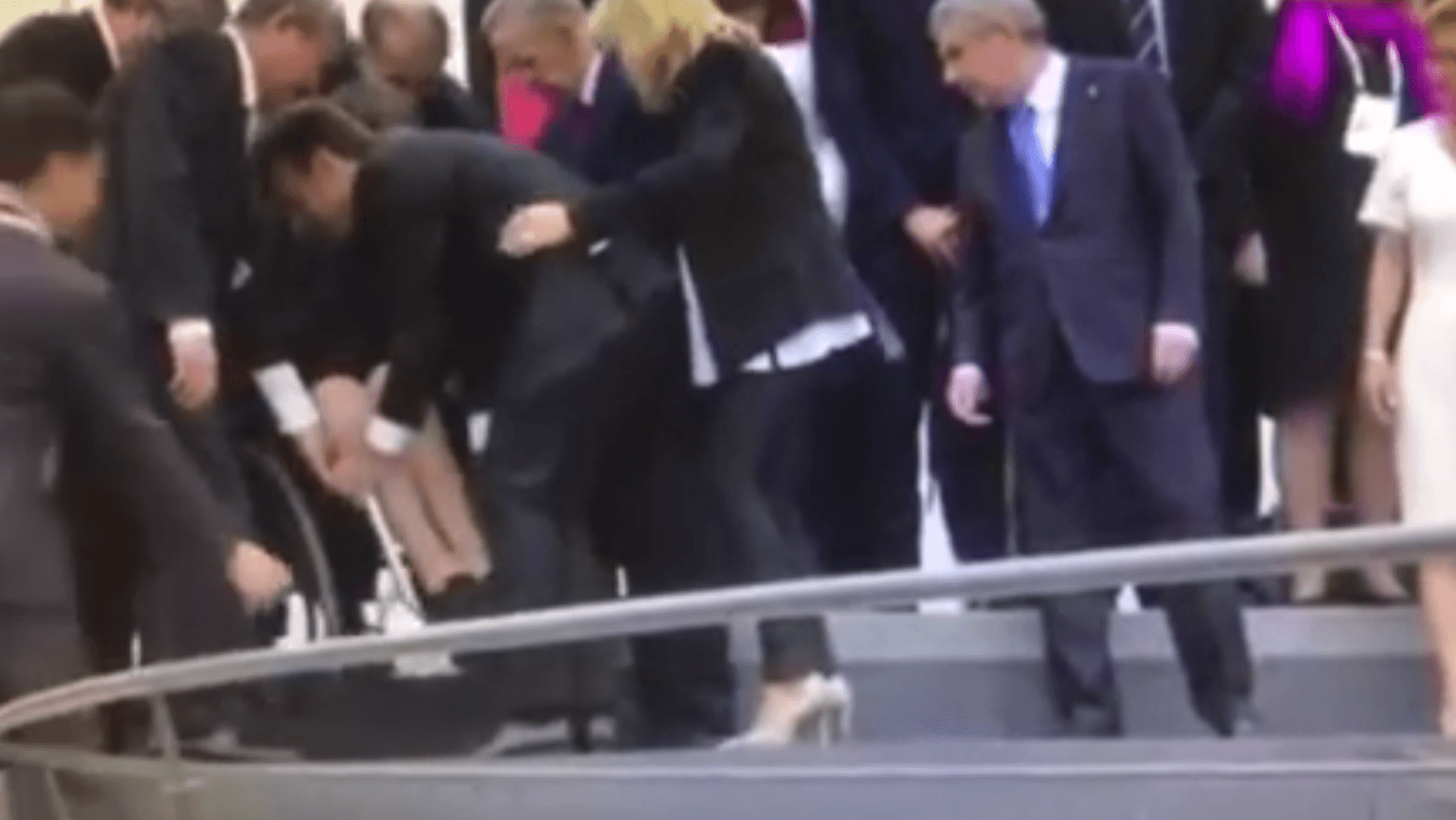 Emmanuel Macron hilft der Präsidentin des Paralympischen Komitees Frankreichs beim Fototermin in die erste Reihe. Emmanuel Macron hilft der Präsidentin des Paralympischen Komitees Frankreichs beim Fototermin in die erste Reihe.