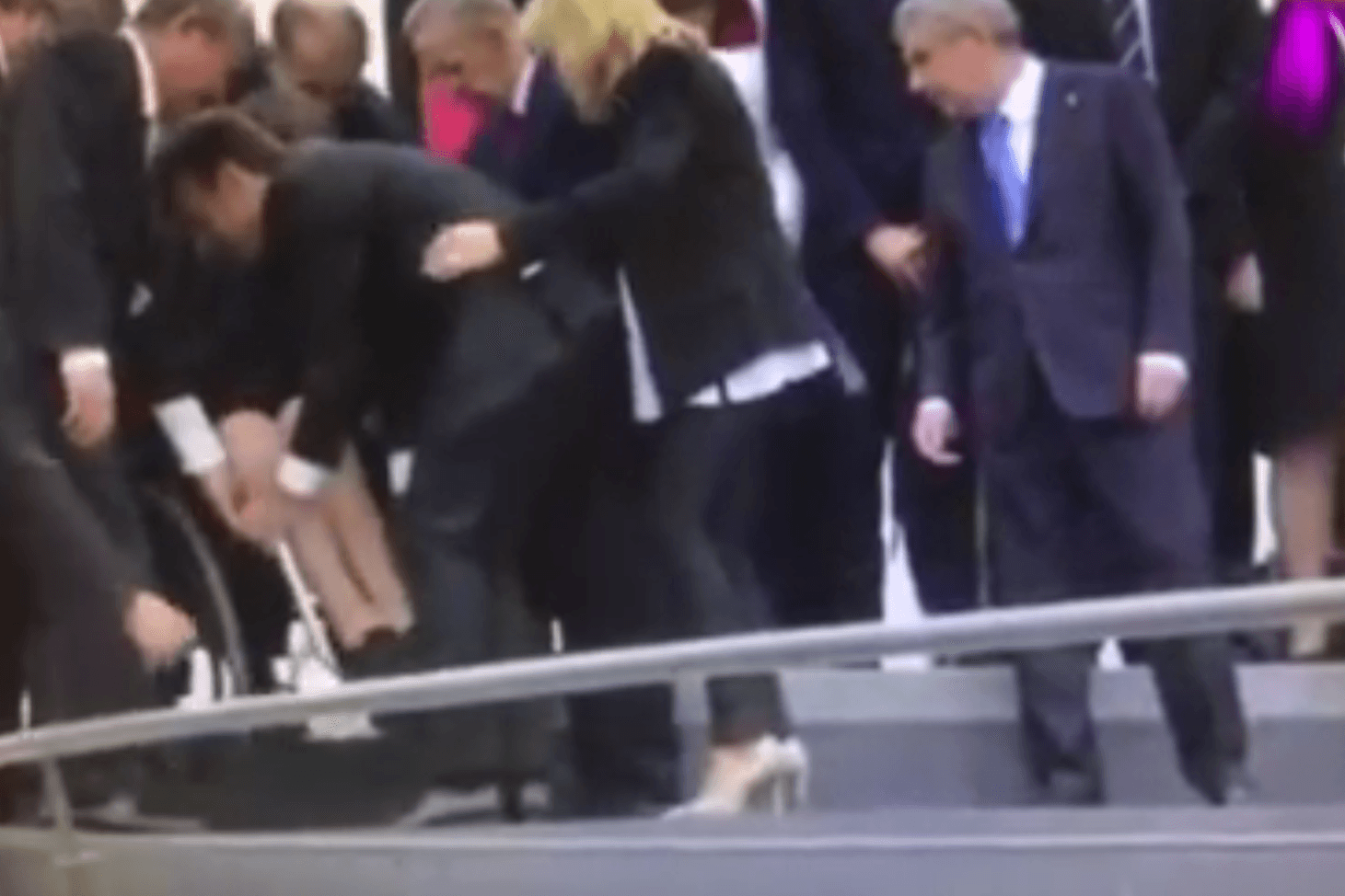Emmanuel Macron hilft der Präsidentin des Paralympischen Komitees Frankreichs beim Fototermin in die erste Reihe.