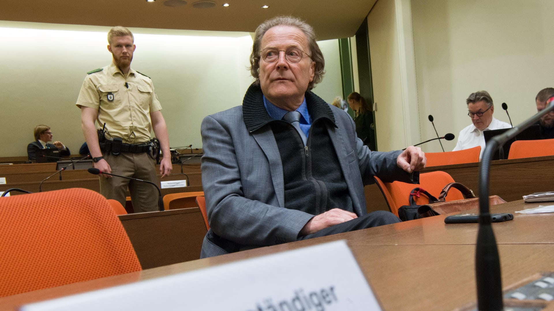 Ist Zschäpe schuldfähig oder nicht? Der Freiburger Psychiater Joachim Bauer darf dieser Frage im NSU-Prozess nicht weiter nachgehen. Ist Zschäpe schuldfähig oder nicht? Der Freiburger Psychiater Joachim Bauer darf dieser Frage im NSU-Prozess nicht weiter nachgehen.