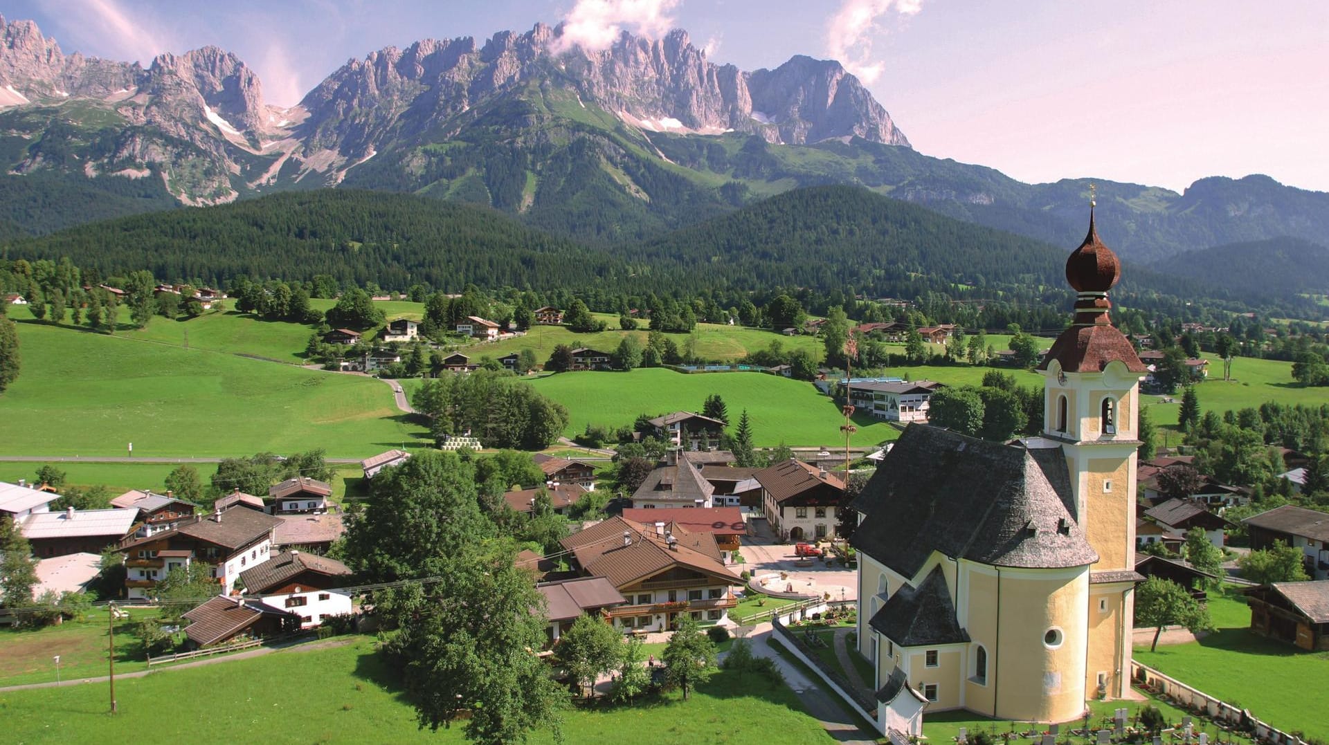 Dorfplatz und Kirche in Going: Gut ein Zehntel der Gäste kommt nur wegen der Fernsehserie in die Wilder-Kaiser-Orte.