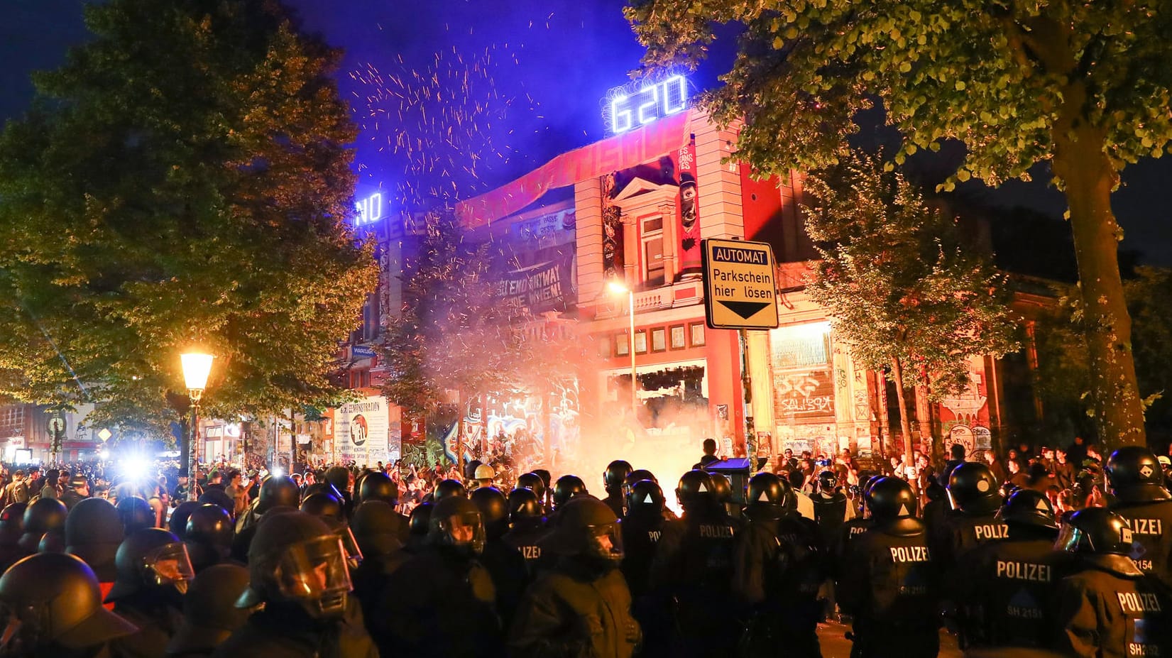 Polizeibeamte in Schutzausrüstung stehen vor der Roten Flora in Hamburg. Polizeibeamte in Schutzausrüstung stehen vor der Roten Flora in Hamburg.