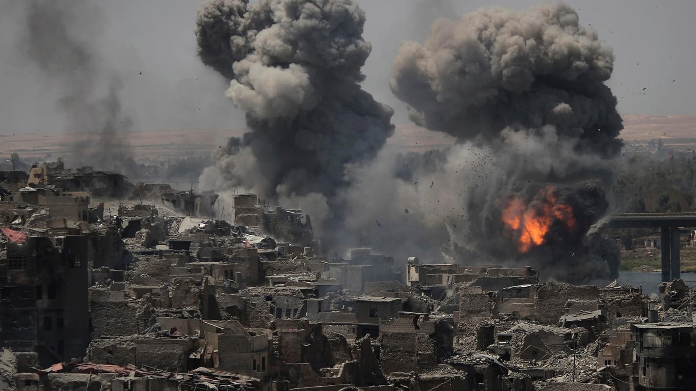 Nach Luftangriffen auf Stellungen der Terrormiliz Islamischer Staat in Mossul sind Rauch und Explosionen zu sehen.