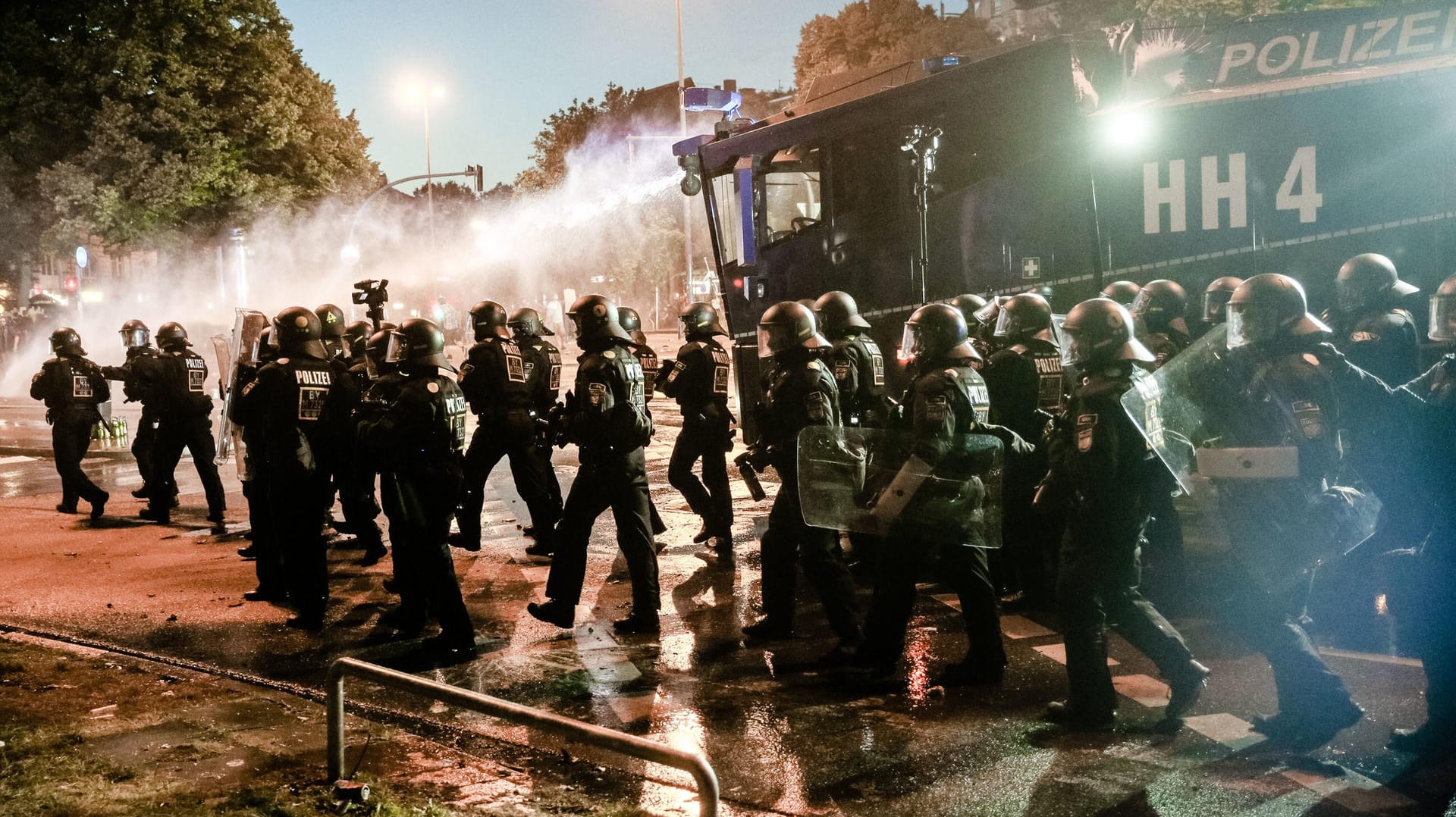 Polizisten räumen in Hamburg mit Wasserwerfern Straßen des Schanzenviertels.