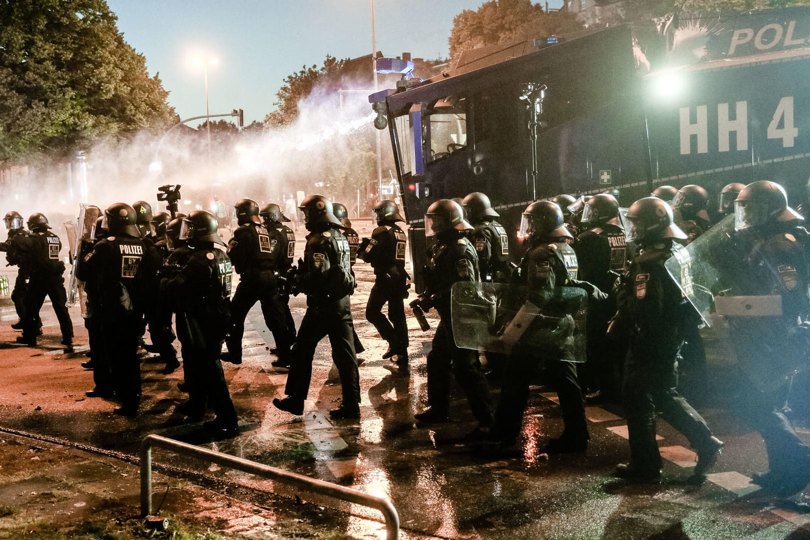 Polizisten räumen in Hamburg mit Wasserwerfern Straßen des Schanzenviertels.