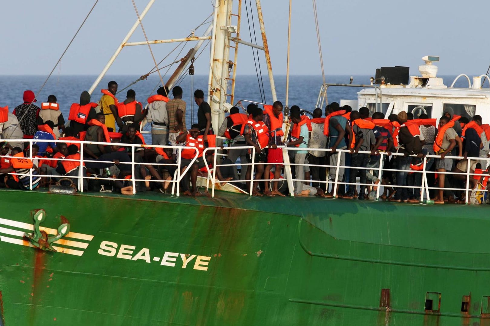 Flüchtlinge an Bord eines Rettungsschiffs.