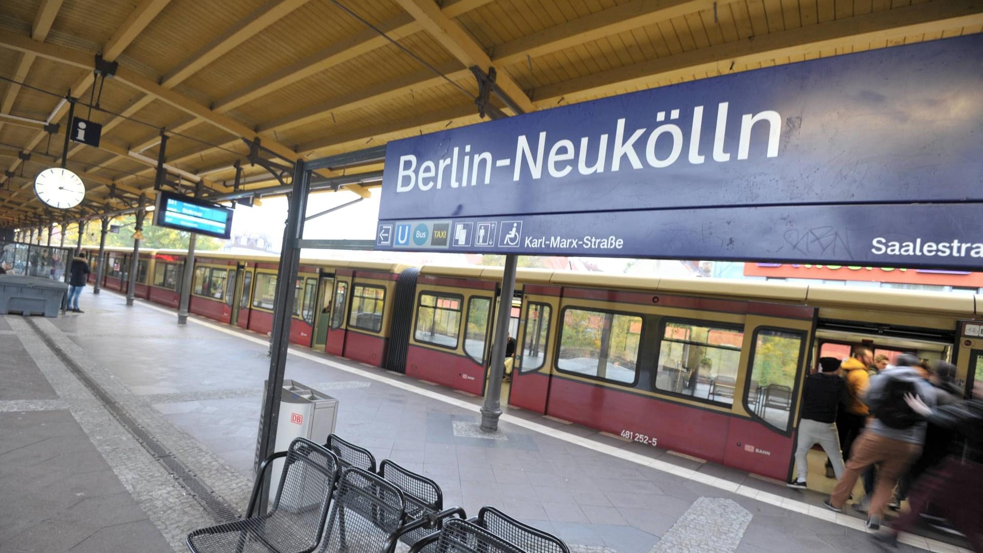 Die schnelle Reaktion des Bahnfahrers rettete der Frau in Berlin-Neukölln das Leben. Die schnelle Reaktion des Bahnfahrers rettete der Frau in Berlin-Neukölln das Leben.