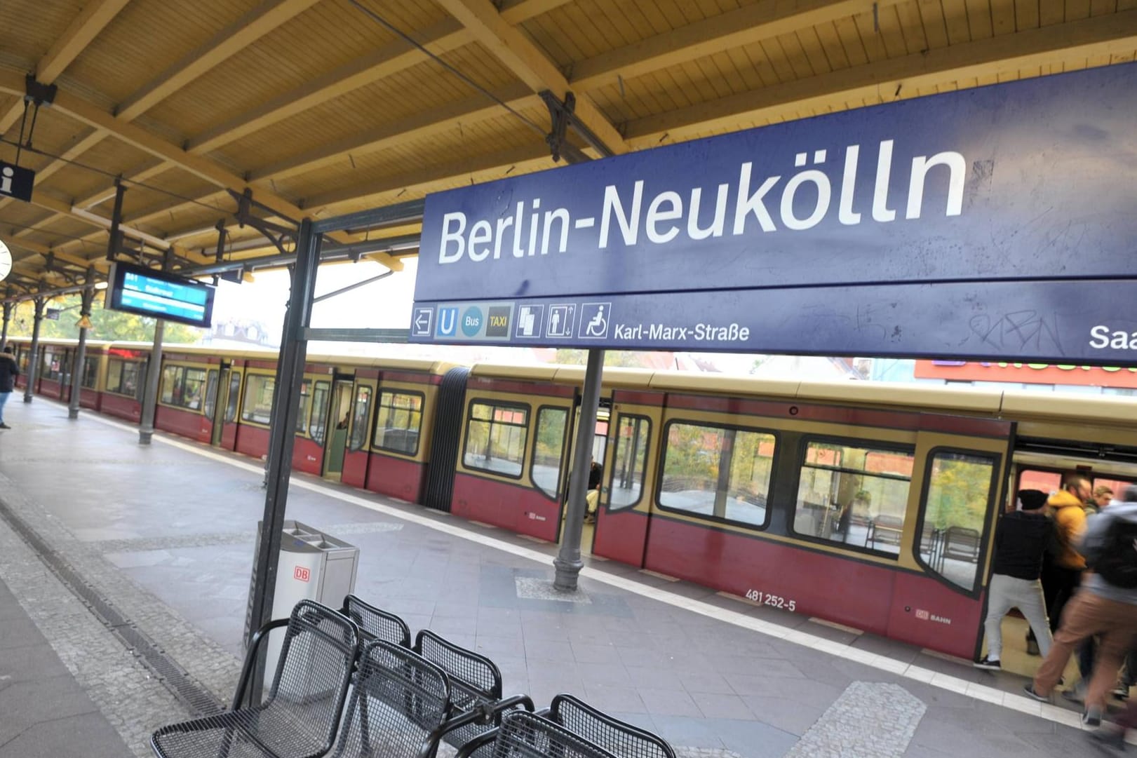 Die schnelle Reaktion des Bahnfahrers rettete der Frau in Berlin-Neukölln das Leben.