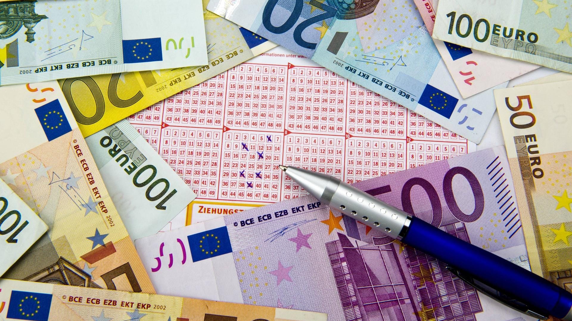 Die richtigen Lottozahlen brachten einem Glückspilz aus NRW über 13 Millionen Euro ein. (Symbolfoto) Die richtigen Lottozahlen brachten einem Glückspilz aus NRW über 13 Millionen Euro ein. (Symbolfoto)