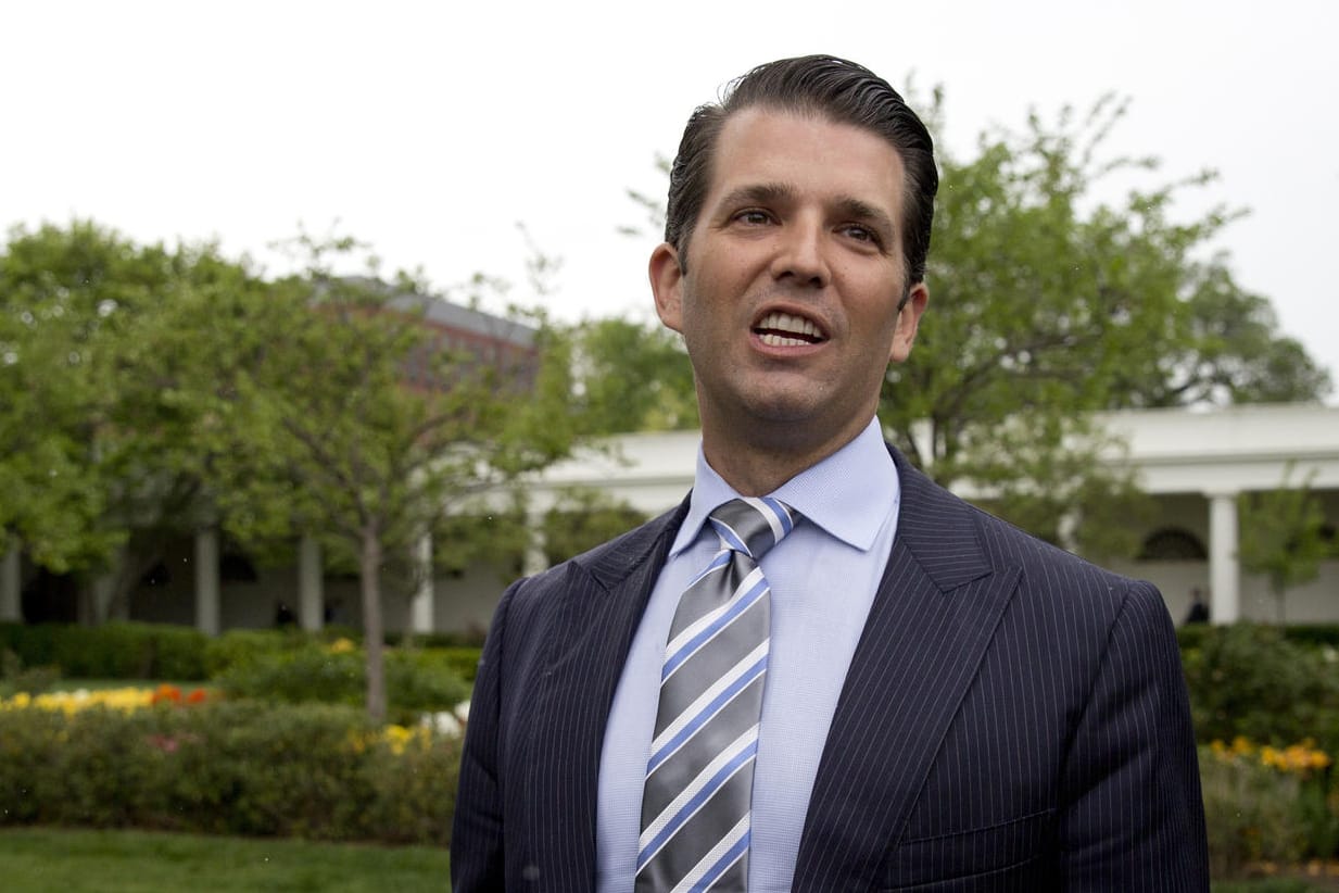 Offenbar hoffte Donald Trump Jr. auf belastenden Informationen über Hillary Clinton aus Russland. Damit gerät der Sohn des US-Präsidenten immer tiefer in den Strudel der Russland-Affäre und zieht seinen Vater gleich mit.