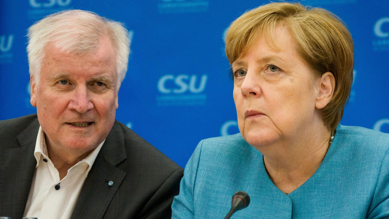 Bundeskanzlerin Angela Merkel (CDU) und der bayerische Ministerpräsident Horst Seehofer (CSU).