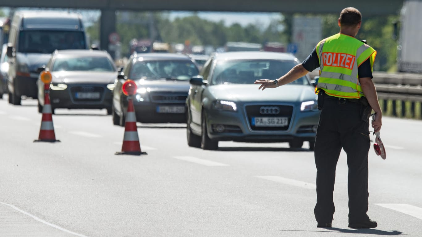 Ein Polizist steht an einer Kontrollstelle der Bundespolizei an der Autobahn A 3 kurz hinter der deutsch-österreichischen Grenze nahe Pocking (Bayern).