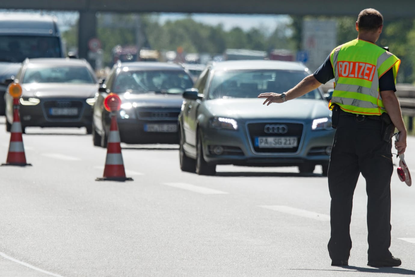 Ein Polizist steht an einer Kontrollstelle der Bundespolizei an der Autobahn A 3 kurz hinter der deutsch-österreichischen Grenze nahe Pocking (Bayern).
