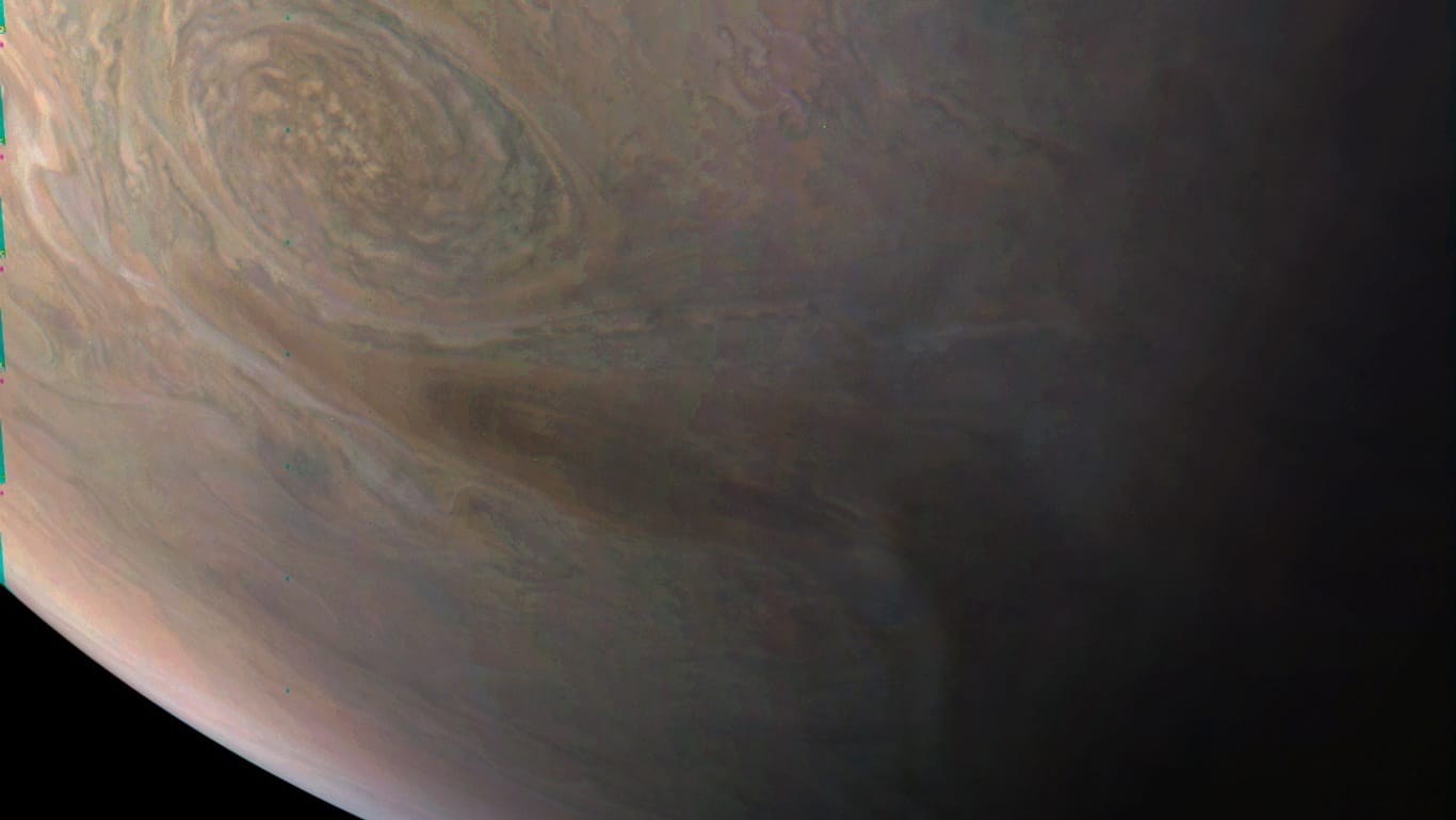 Das Foto vom der Juno-Raumsonde der NASA zeigt den Jupiter aus einer Höhe von 16600 Kilometern. darauf ist auch der NN-LRS-1-Sturm, auch bekannt als Little Red Spot, zu erkennen. (Archiv)