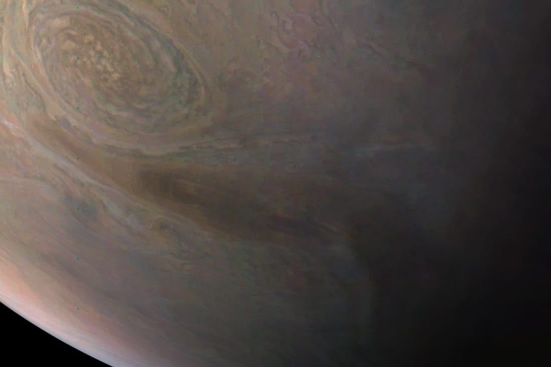 Das Foto vom der Juno-Raumsonde der NASA zeigt den Jupiter aus einer Höhe von 16600 Kilometern. darauf ist auch der NN-LRS-1-Sturm, auch bekannt als Little Red Spot, zu erkennen. (Archiv)