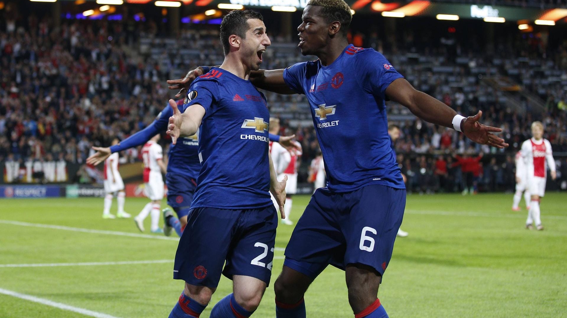 Henrikh Mkhitaryan (li.) und Paul Pogba beim gemeinsamen Torjubel.