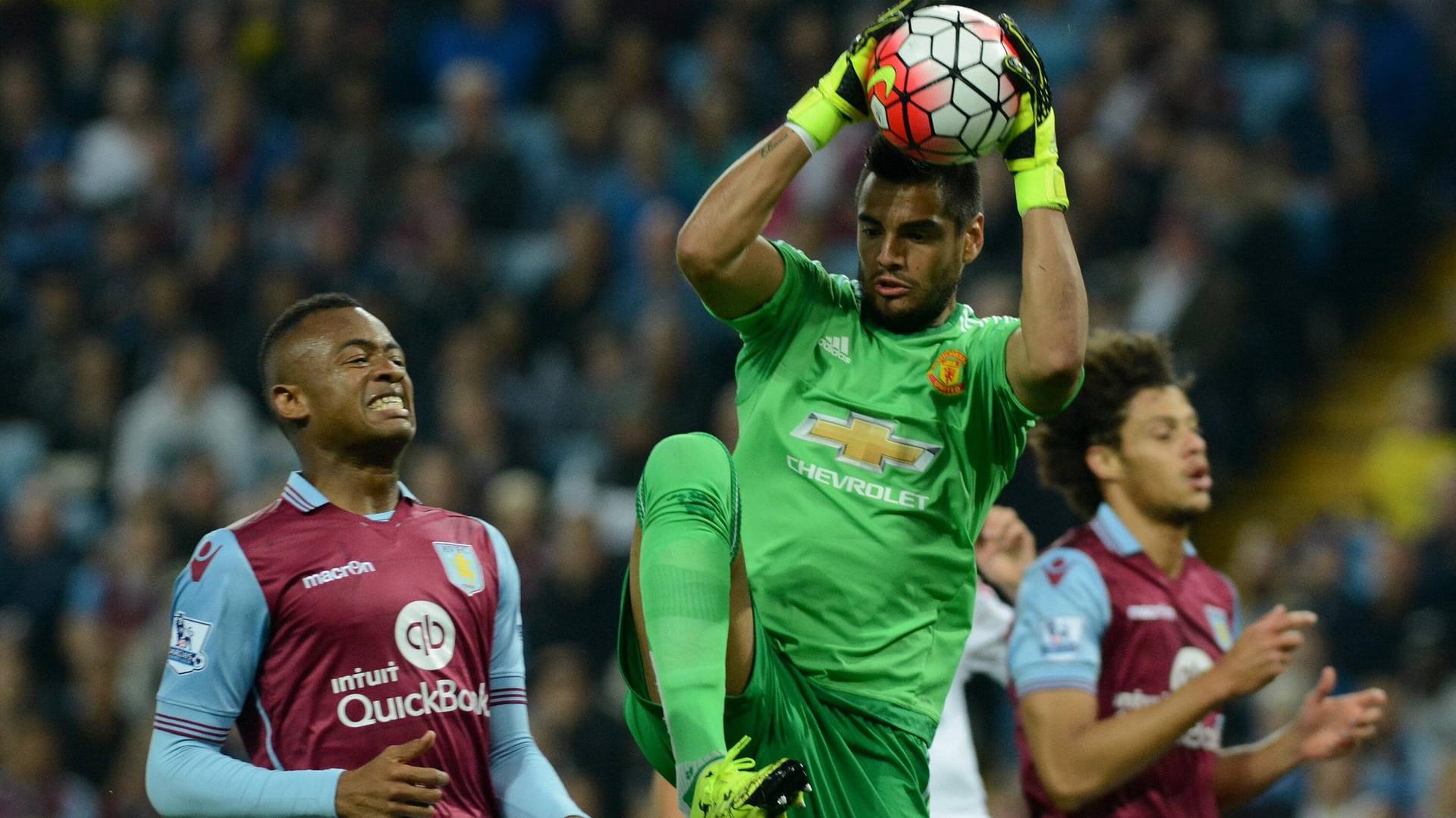 Spärliche Einsätze: Sergio Romero (m.) in der Premier League für United im Tor.