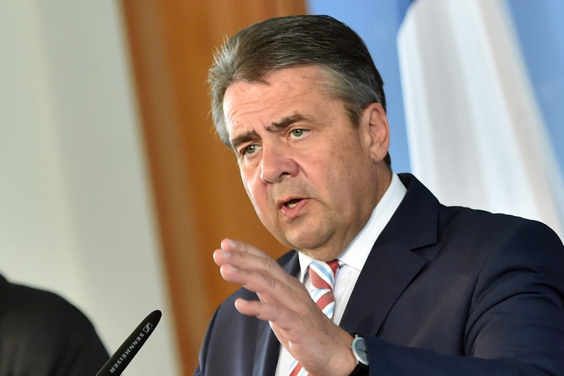 Außenminister Sigmar Gabriel (SPD) stellt sich vor Hamburgs Bürgermeister Scholz.