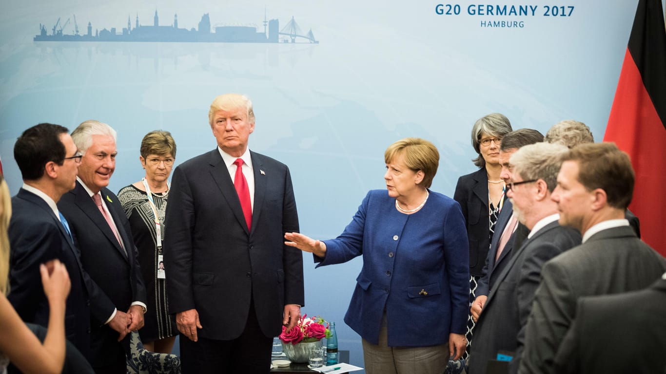 Kanzlerin Angela Merkel beim G20-Gipfel mit US-Präsident Donald Trump sowie den US-Ministern Mnuchin (l.) und Tillerson (2.v.l.).