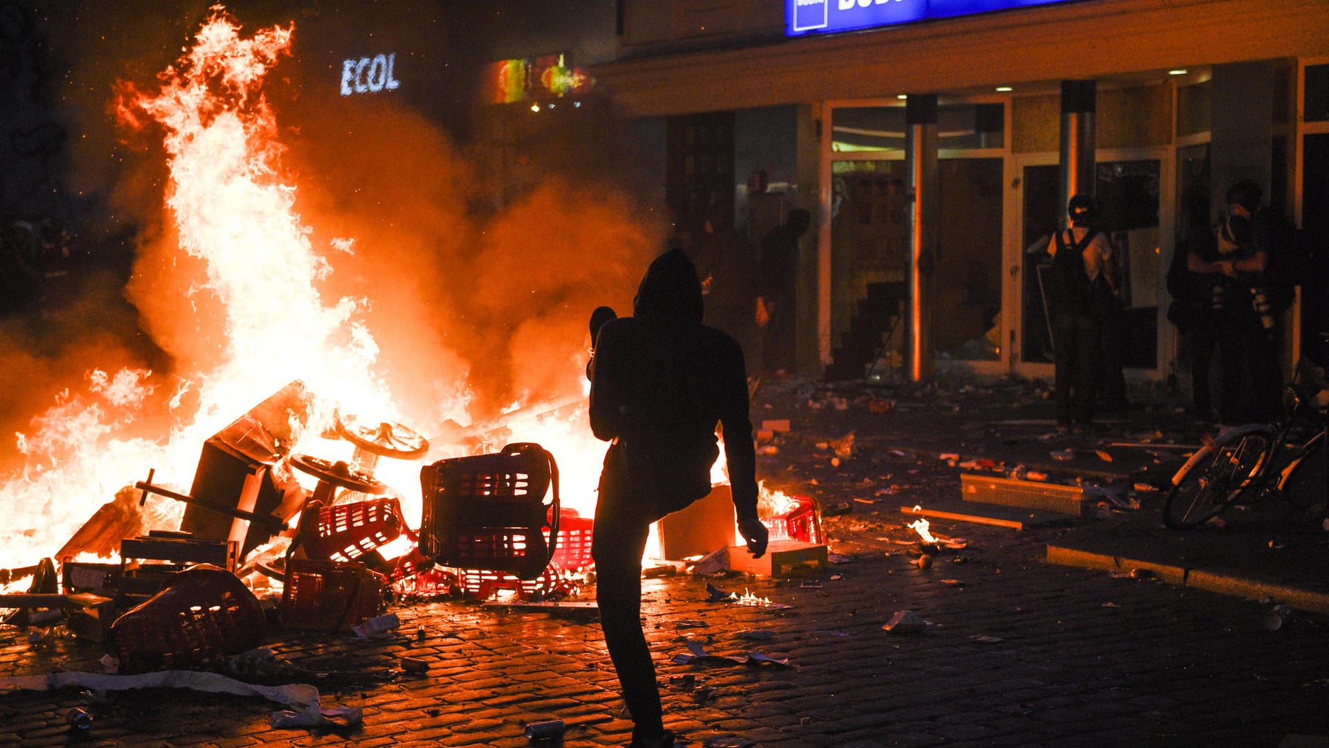 Vermummter vor einem Feuer im Hamburger Schanzenviertel