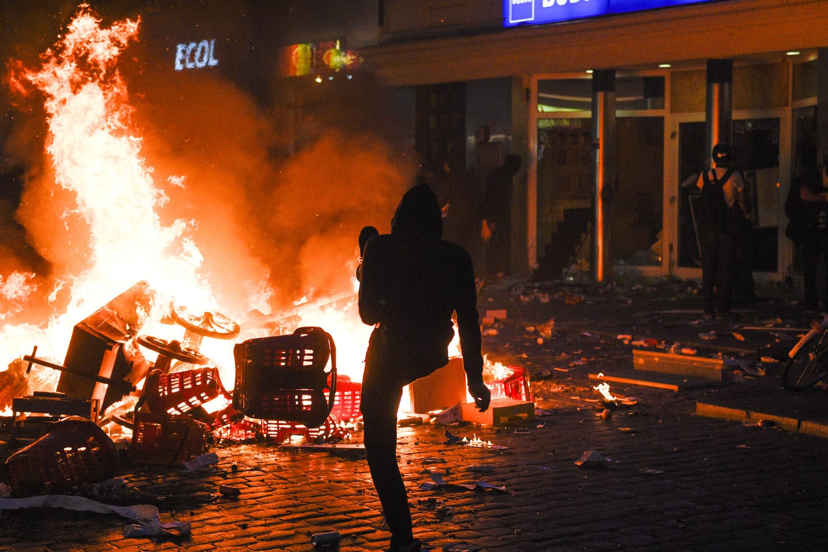 Vermummter vor einem Feuer im Hamburger Schanzenviertel