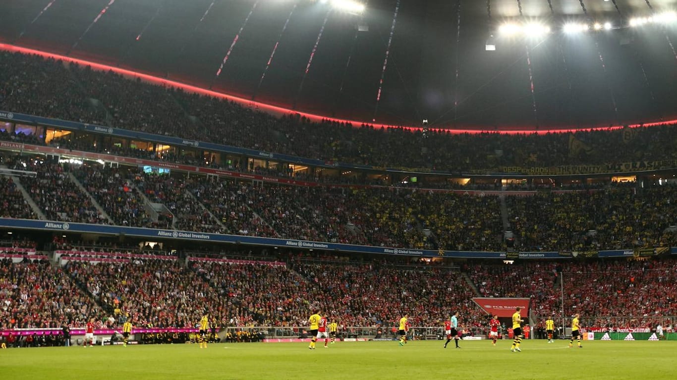 Die Allianz Arena des FC Bayern München hat ein Fassungsvermögen von 75.021 Plätze bei Bundesligaspielen.