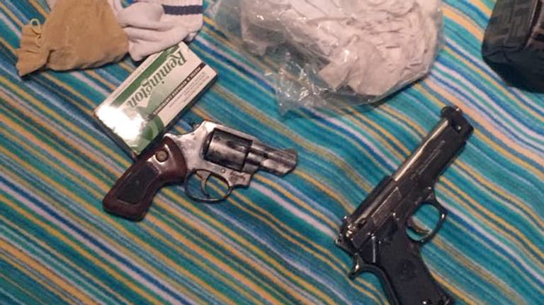Polizei präsentiert mehrere beschlagnahmte Pistolen bei einer Pressekonferenz zur Mafia in Rottweil