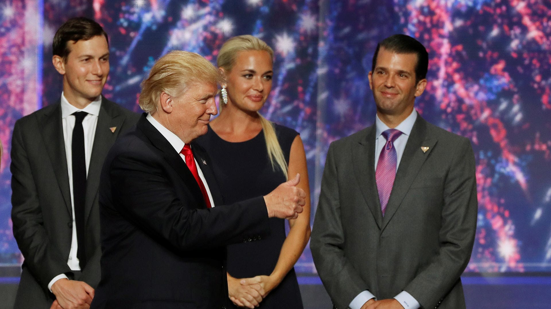 Donald Trump mit Jared Kushner (li.), Donald Trump Jr. (re.) und dessen Ehefrau Vanessa. Donald Trump mit Jared Kushner (li.), Donald Trump Jr. (re.) und dessen Ehefrau Vanessa.